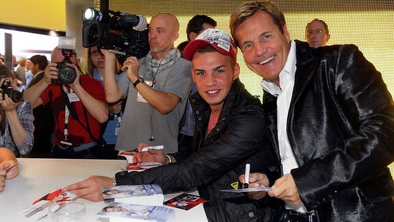 Dieter Bohlen und Pietro Lombardi 2011 während einer Autogrammstunde