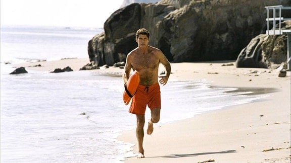Baywatch - Die Rettungsschwimmer von Malibu - David Hasselhoff sprintet mit Schwimmbojeüber den Strand