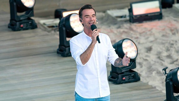 Florian Silbereisen steht auf der Bühne zur großen Schlagerstrandparty zu seinem 40. Geburtstag.