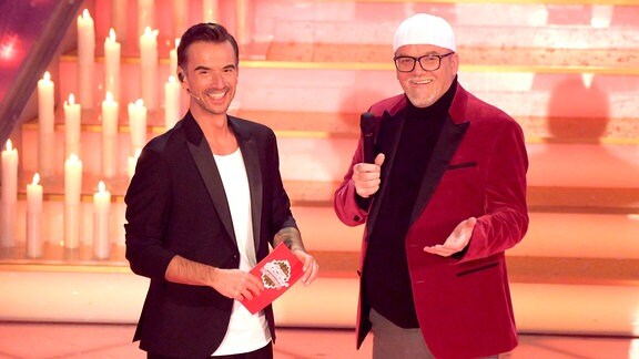 Florian Silbereisen und DJ Ötzi bei der Aufzeichnung der ARD TV-Show "Alle singen Weihnachten", 2022