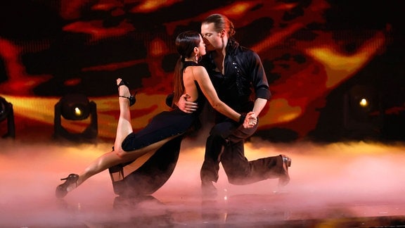 Sänger Gabriel Kelly und Tänzerin Malika Dzumaev in der fünften Live-Show bei der 17. Staffel der RTL-Tanzshow Let s Dance im MMC Coloneum.