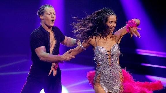 Gabriel Kelly und Malika Dzumaev tanzen bei "Let' Dance" Samba.