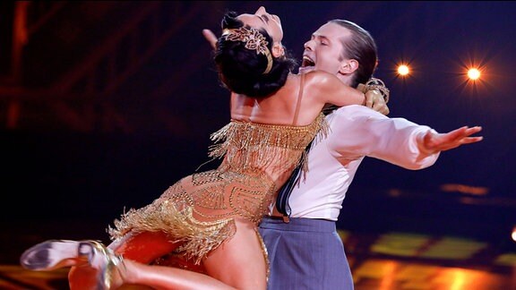 Gabriel Kelly tenzt mit Malika Dzumaev in der elften Live-Show der 17. Staffel der RTL-Tanzshow Let s Dance