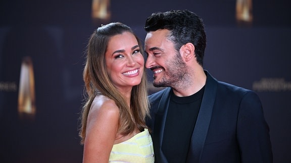 Jana Ina Zarrella und Giovanni Zarrella kommen zur Verleihung der Deutschen Fernsehpreise 2023 ins Coloneum.