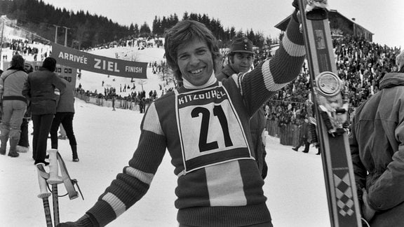 Hansi Hinterseer jubelt über seinen Sieg. Ski Alpin Weltcup 1973/1974.