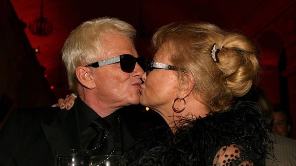 Sänger Heino mit Ehefrau Hannelore Kramm küssen sich.