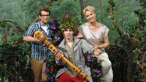 Die Moderatoren Sonja Zietlow und Daniel Hartwich (l) posieren am 26.01.2013 im australischen Dschungel mit Joey Heindle, dem Sieger der siebten Staffel der RTL-Show «Ich bin ein Star - Holt mich hier raus!».