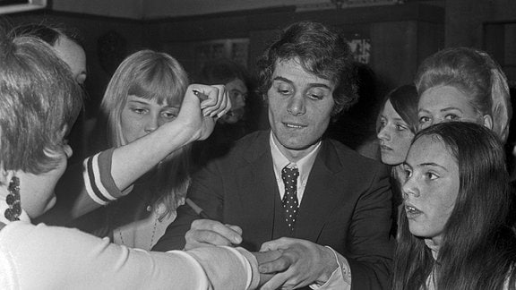 Der tschechische Sänger Josef Laufer während einer Autogrammstunde, 1970