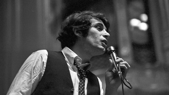  Der tschechische Sänger Josef Laufer während eines Konzerts, 1970.