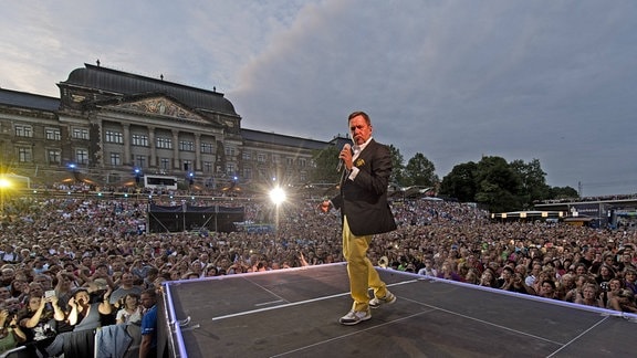 Schlagersänger Roland Kaiser singt vor Tausenden von Fans bei den Filmnächten am Elbufer in Dresden.