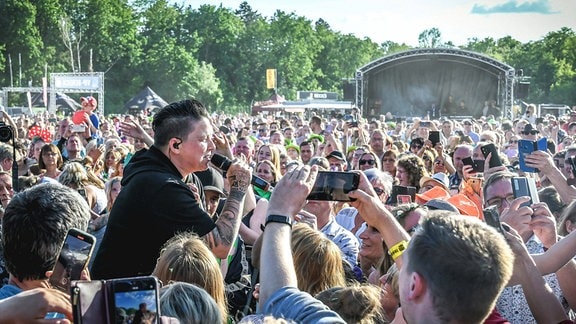 Kerstin Ott bei einem Auftritt inmitten von Fans