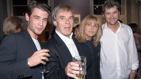 Horst Jüssen mit Ehefrau Sängerin Lena Valaitis und ihren Söhnen Don-David und Marcus, 2004