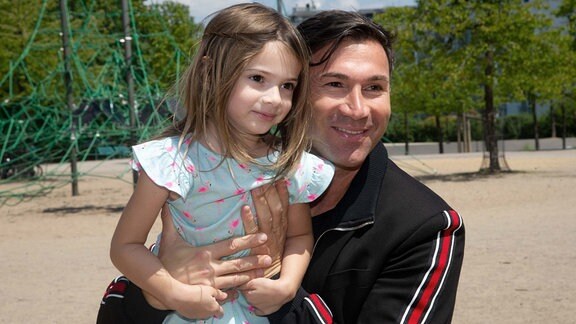 Lucas CORDALIS und Tochter Sophia auf einem Spielplatz