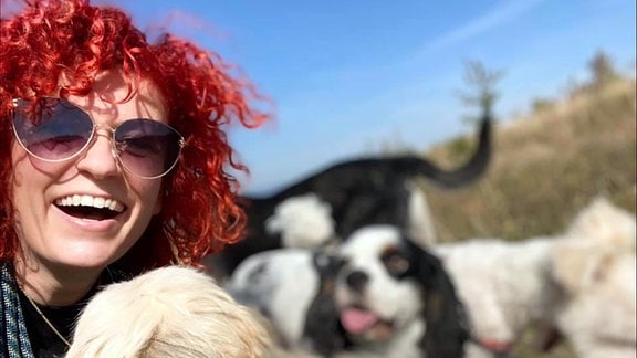 Lucy Diakovska unter Hunden