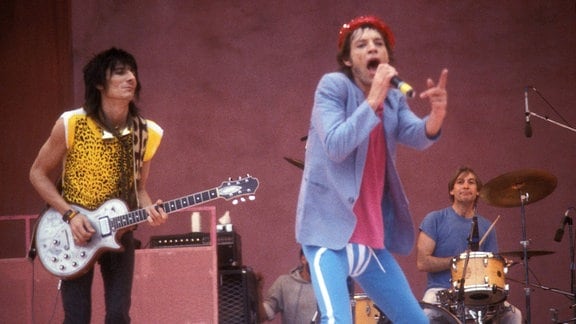 V.l.n.r.: Gitarrist Ron Woods, Sänger Mick Jagger und Drummer Charlie Watt der Band Rollings Stones