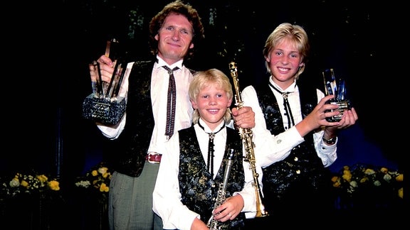 Henry Arland mit seinen Söhnen Hansi und Maxi, posieren beim Grand-Prix der Volksmusik, 1993, mit ihren Tropäen.