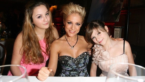 Michelle mit ihren Töchtern Celine und Mia, 2012