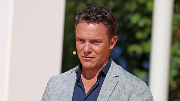 Immer wieder sonntags 2022-12 Zu Tränen gerührter Moderator Stefan Mross anlässlich der ARD-Unterhaltungsshow Immer wieder sonntags im Wasserpark Rulantica, Rust.