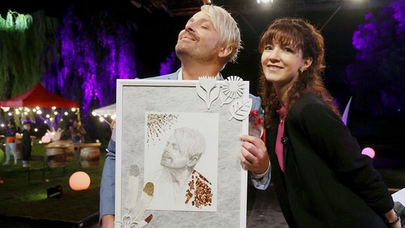 Nea Marten schenkt Ross Antony zum Geburtstag ein selbst gezeichnetes Porträt