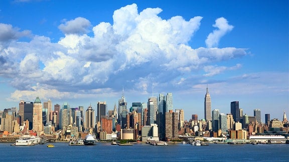 New York - die Skyline von Manhattan vom Wasser aus gesehen.