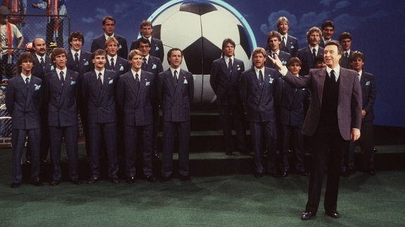 Peter Alexander mit der deutschen Fußballnational- Mannschaft, 1986