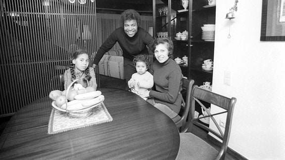 Roberto Blanco mit Ehefrau Mireille und den Töchtern Mercedes und Patricia, 1972