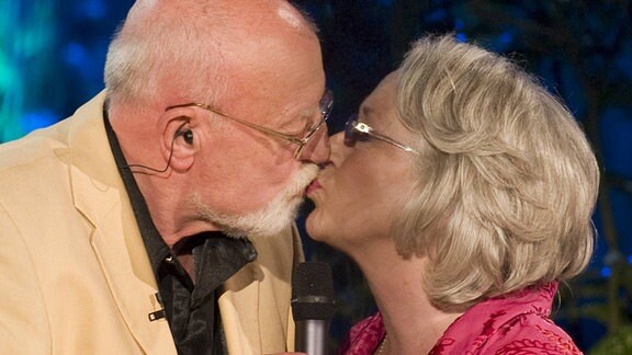 Roger Whittaker küsst 2009 seine Frau Natalie