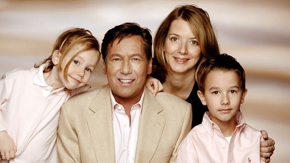 Roland Kaiser mit Ehefrau Silvia und den gemeinsamen Kindern Annalena (6) und Jan (9), 2006.