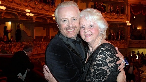 Ross Antony mit Mutter Vivien Catterall beim 16. SemperOpernball 2024 in der Semper Oper. Dresden