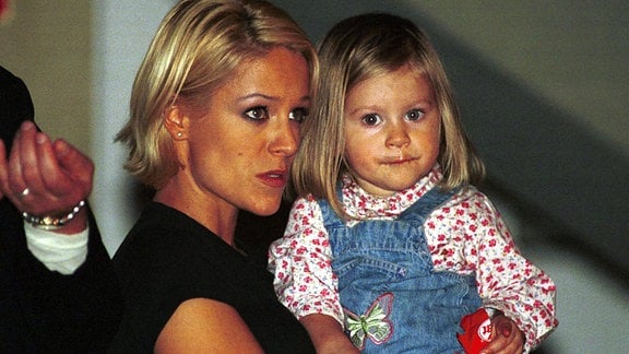 Die Sängerin Michelle  mit ihrer Tochter Marie-Louise auf dem Arm. 