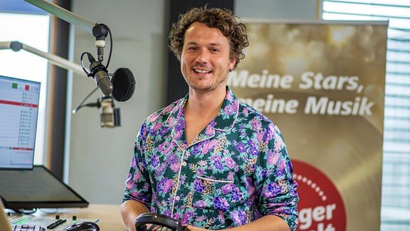 Moderatorin Felix Träder mit Kopfhörern im Studio