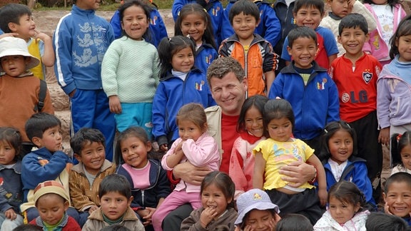 Der Echopreisträger Semino Rossi posiert in Peru mit Kindern (Foto undatiert)