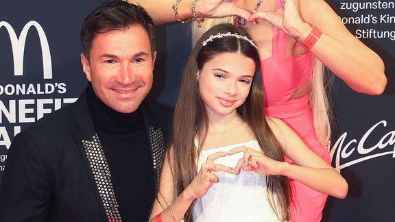  Lucas Cordalis, Sophia Katzenberger mit Daniela Katzenberger bei der 19. McDonald s Benefiz Gala zugunsten der McDonald s Kinderhilfe Stiftung in den Eisbach Studios. 