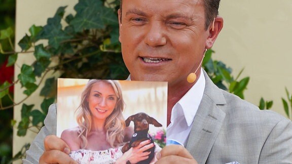 Stefan Mross mit einem Bild seiner Frau Anna Carina Woitschack und ihrem Hund ( Dackel ) Lotti 