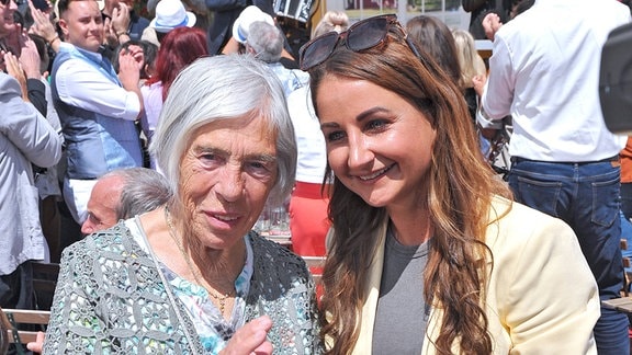 Stephanie Mross ( Mutter von Stefan Mroiss ) und Sängerin Eva Luginger 