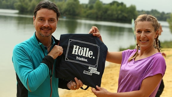 Schlagerstar Stefanie Hertel und Ehemann Lanny Lanner eröffnen als Teilnehmer einer Staffel den Triathlon "Hölle special" für Menschen mit Behinderung. 