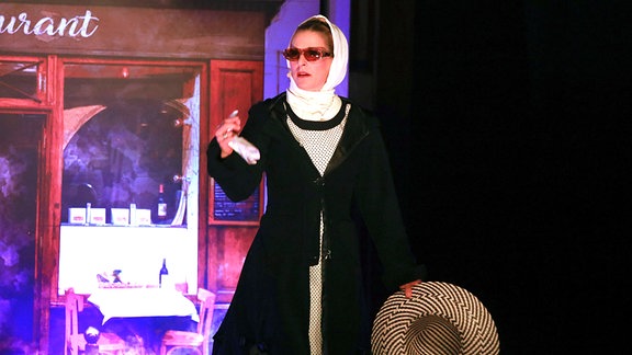 Stefanie Hertel als Gaby" auf der Bühne in ihrem Theaterstück "Ganz Paris träumt von der Liebe".