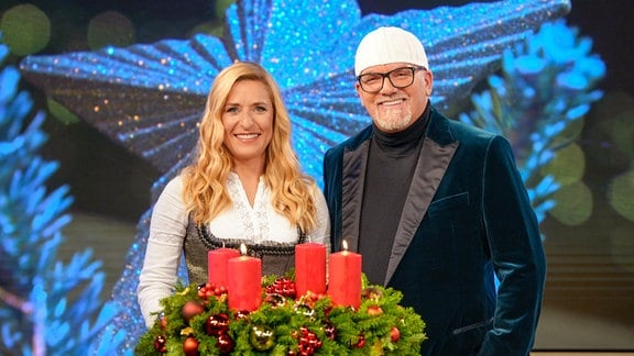 Stefanie Hertel und Gerry Friedle alias DJ Ötzi in den Kulissen zur Show "Zauberhafte Weihnacht im Land der stillen Nacht"