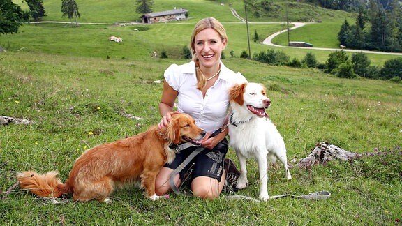 Stefanie Hertel Fanwanderung Sängerin Stefanie Hertel mit den Hunden Keri und Freddy