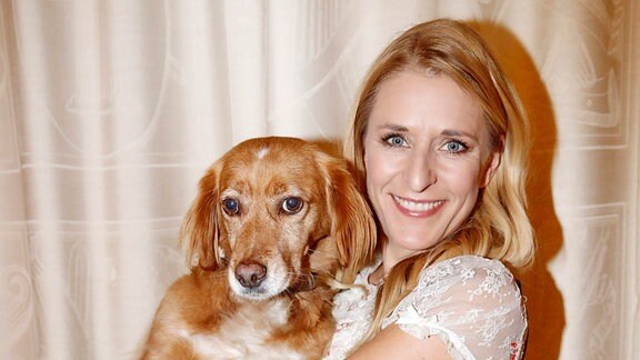 Stefanie Hertel mit ihrem Hund Keri