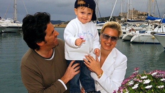 Sänger und Produzent Thomas Anders steht mit Ehefrau Claudia und Söhnchen Alexander am Yachthafen von Ibiza (09.04.2004).