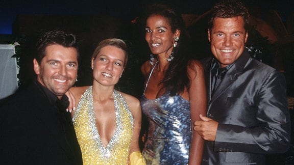 (l-r) Sänger Thomas Anders und seine Freundin Claudia Hess, Popstar Dieter Bohlen mit seiner Freundin Nadja Abdel Farrag am 5.5.1999 bei der Verleihung der World Music Awards im Sporting Club in Monte Carlo.