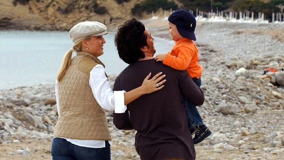 Sänger und Produzent Thomas Anders geht mit Söhnchen Alexander und Ehefrau Claudia am Strand von Ibiza spazieren.