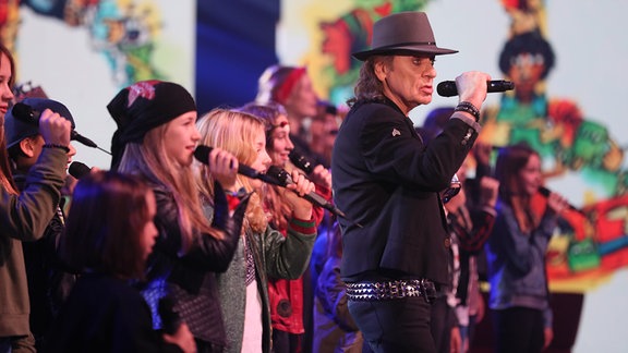 Udo Lindenberg und die Kids On Stage singen ihrem Song "Wir ziehen in den Frieden" bei der Spendengala "Ein Herz für Kinder".