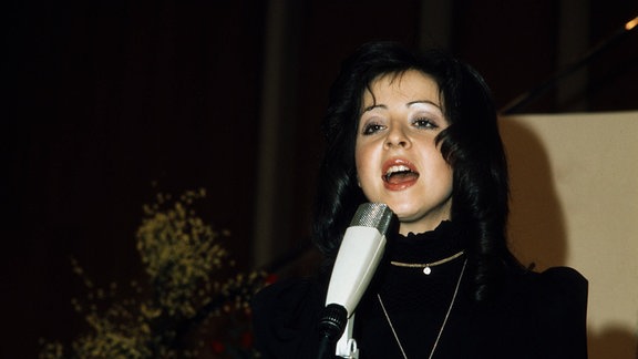 VICKY LEANDROS, griechische Sängerin, nimmt am Grand Prix Eurovision de la Chanson teil in Edinburgh, 1972