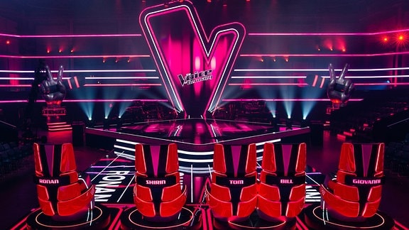 Die Vornamen der neuen Coaches von «The Voice of Germany» sind auf leuchtenden Stühlen in einem Studio zu sehen.