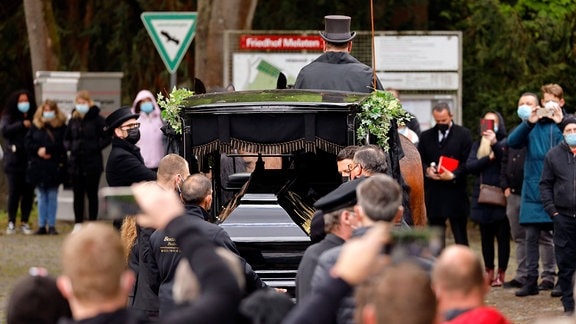 Kutsche mit Sarg und Trauergästen bei der Trauerfeier und Beerdigung von Willi Herren auf dem Melaten Friedhof.
