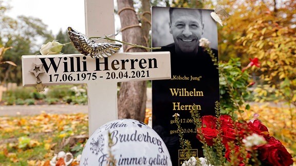 Das gepflegte Grab von Willi Herren auf dem Melaten Friedhof in Köln. 
