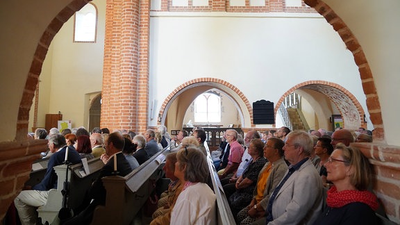 Konzertpublikum beim MDR-Musiksommer in der Klosterkirche Arendsee