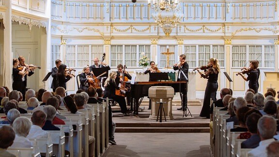 Ragna Schirmer und das Mendelssohn Kammerorchester Leipzig spielen beim MDR-Musiksommer in der Bachkirche Arnstadt.